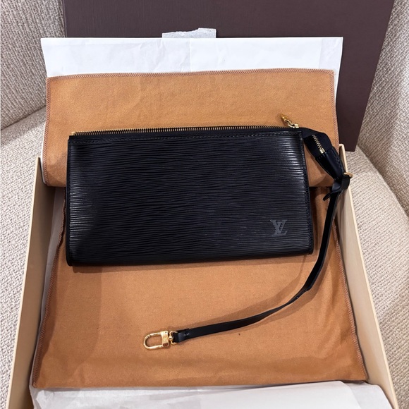 Authentic Louis Vuitton Epi Pochette accessories 24 epi wristlet - Picture 1 of 12